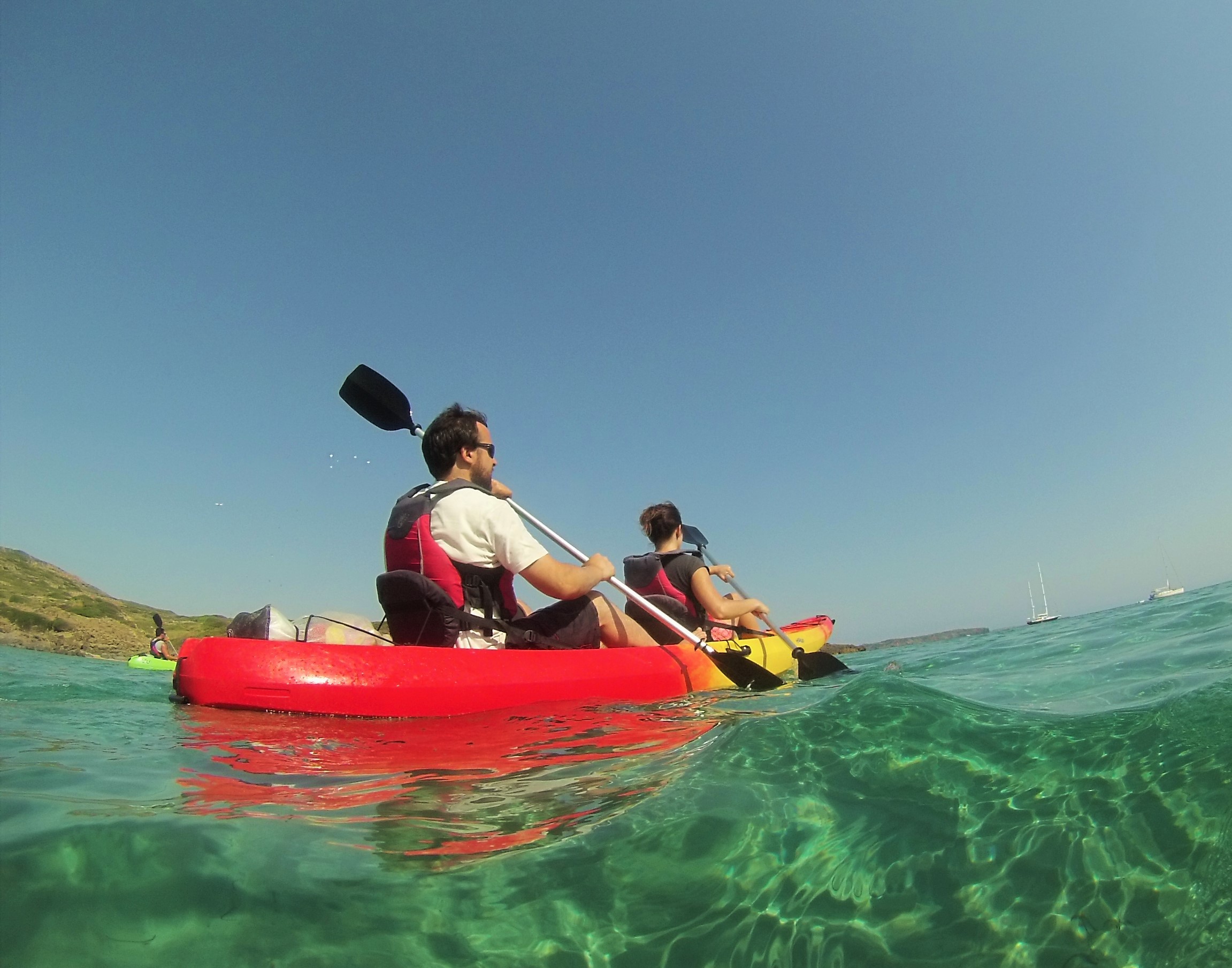Kayak en Es Grau — aguas cristalinas de Menorca