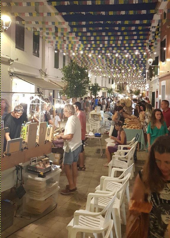 Mercadillo nocturno de Es Mercadal, Menorca
